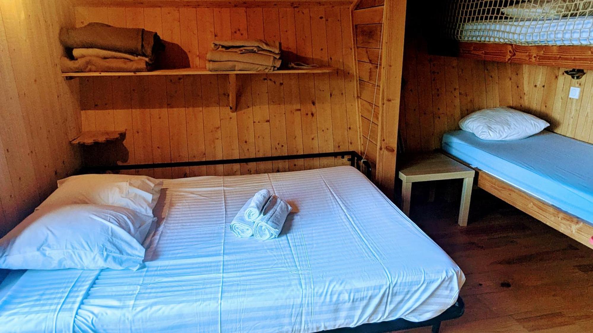 Cabanes Et Lodges Du Belvedere Serrieres-sur-Ain Exteriör bild
